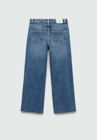 Vysoký pas, široké džíny z vybledlého modrého denimu, se dvěma zadními kapsami a třepeným lemem. Klasický design s pěti kapsami a poutky na pásek.