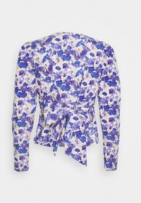 Blusa floreale con maniche lunghe, caratterizzata da un motivo floreale blu e viola su uno sfondo chiaro. Include un dettaglio con vita annodata.