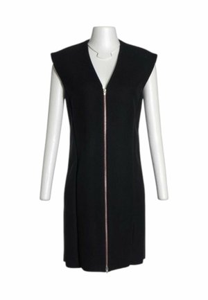 Ärmelloses schwarzes Kleid mit gepolsterten Schultern und einem vorderen Metallreißverschluss, präsentiert auf einem weißen Schaufensterfigur-Torso ohne Kopf oder Hände.