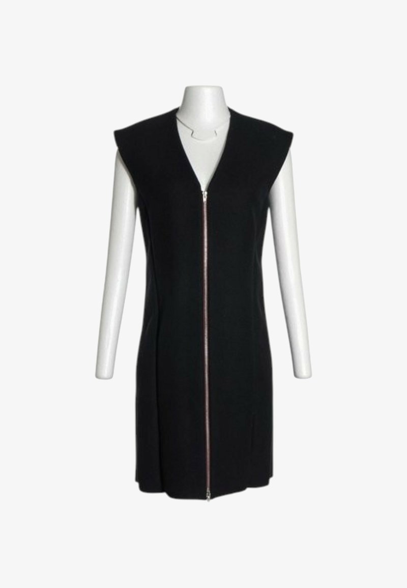 Robe noire sans manches avec épaules rembourrées et fermeture éclair métallique à l'avant, présentée sur un torse de mannequin blanc sans tête ni mains.