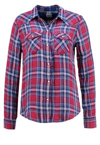 Rood, blauw en wit geruite overhemd met lange mouwen, knopen en twee borstzakken en een puntige kraag.