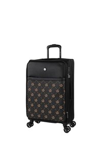 Maleta negra con ruedas y un frontal decorado con un patrón que incluye un logotipo color beige. Superficie lisa, asa extensible y cuatro ruedas giratorias.