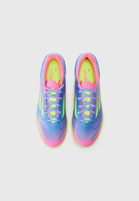 Helle Sportschuhe mit einem Farbverlauf-Design in Blau, Pink und Neon-Grün, mit einem strukturierten Obermaterial und passenden Schnürsenkeln.