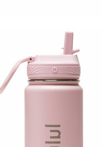 Rosa rustfrit stål vandflaske med en buet form, tekstureret greb, låg med flip-strå og indgraveret logo på siden.