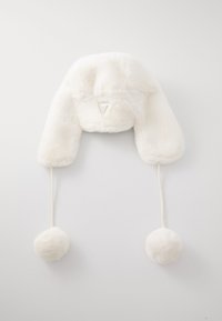 Chapeau en fausse fourrure blanche avec des rabats pour les oreilles, sommet arrondi, une petite étiquette triangulaire et deux pompons suspendus à des attaches tressées.