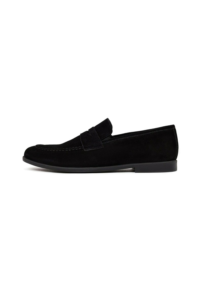 Mocassins en daim noir avec une finition lisse, bout arrondi, détail de bande décoratif et semelle en caoutchouc plate. Design simple et épuré.