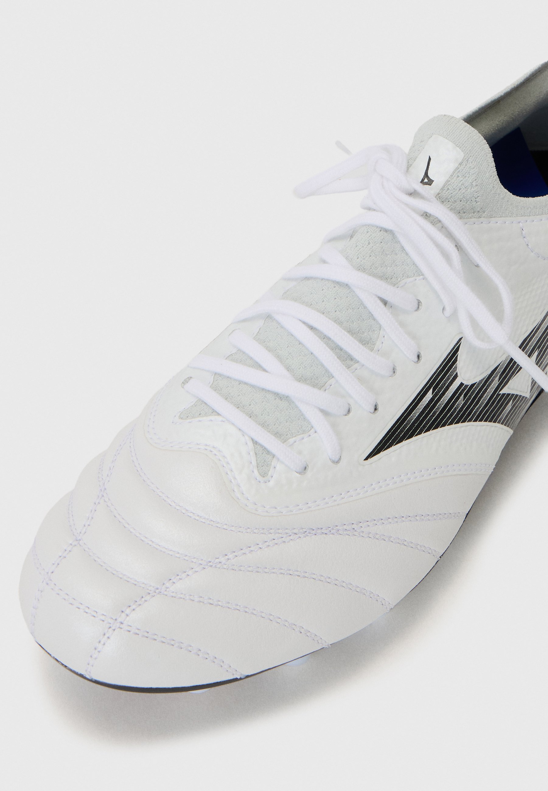 Mizuno MORELIA NEO IV - Firm-ground football boots - white/black
