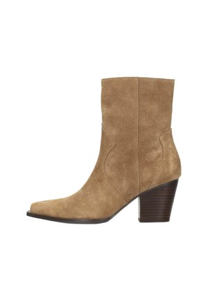 Stivale alla caviglia in suede beige con punta affusolata e tacco a blocco di altezza media, vista laterale su sfondo bianco.
