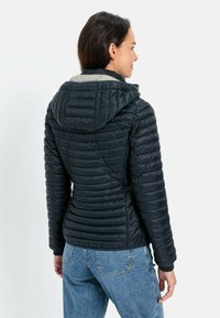 Zwarte puffer jas met een getailleerd ontwerp, horizontale gestikte textuur en een capuchon. Heeft contrasterende grijze accenten bij de halslijn.