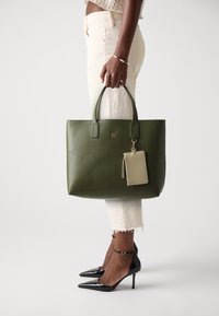 Tommy Hilfiger ICON SATCHEL - Pirkinių krepšys - huntsman green