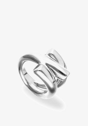 Bague en argent avec un design abstrait de nœud poli présentant des bandes lisses et entrelacées sur un fond blanc.