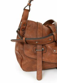 Sac bandoulière en cuir marron avec sangle à boucle, rivets métalliques, détails cousus et poignée ajustable sur fond blanc.