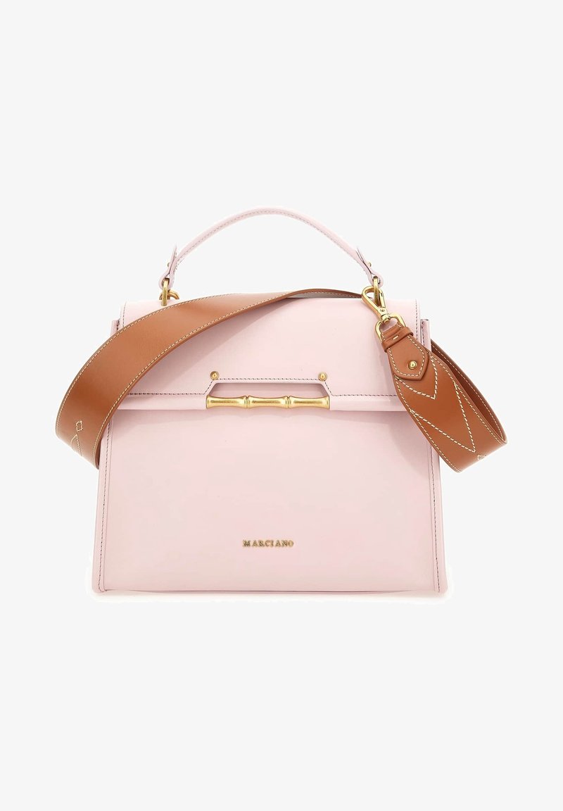 Sac structuré rose clair avec une large bandoulière marron, un fermoir doré style bambou, et un petit logo doré "MARCIANO" sur le devant.