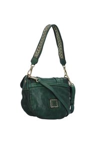 Zelená kožená kabelka s pleteným popruhem, se strukturovaným povrchem, kovovými doplňky a cvočky na přední straně.