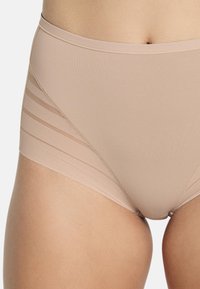 Hoge taille beige slip met een soepele textuur, voorzien van diagonale mesh strepen aan de zijkanten voor extra detail en ventilatie.
