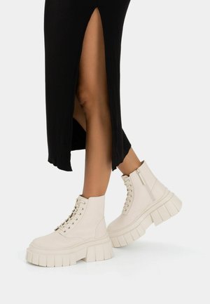 Platform bokacsizmák - off white