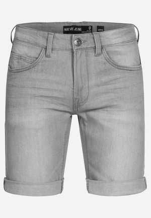 Shorts en denim gris avec un ourlet roulé, des poches avant et une fermeture à bouton à la taille. Texture lisse avec un léger délavage.