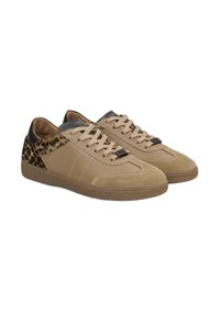 Beige sneakers van suede en leer, met een leo-erkleed accent op de hiel, een ronde neus en een gestructureerde rubberen zool.