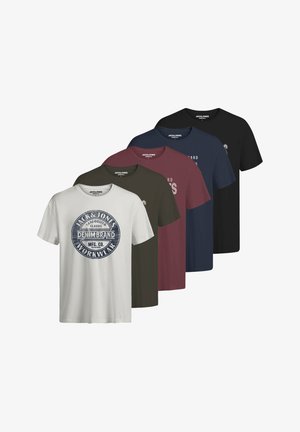 Cinco camisetas de algodón en blanco, verde oscuro, burdeos, marino y negro. La camiseta blanca presenta un logo circular impreso en el frente.