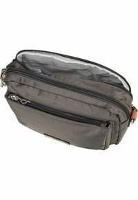 Bolso de hombro de nylon gris con múltiples compartimentos con cremallera y un acento de cuero marrón. Textura suave y forma rectangular.