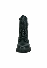 Schwarze Leder-Stiefeletten mit vorderen Schnürsenkeln, einem Reißverschluss und einem gesteppten Riemen-Detail. Flache Gummisohle mit strukturiertem Profil.