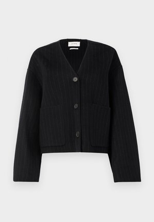 Cardigan preto riscas verticais com botões e decote em V, apresentando dois bolsos frontais, em fundo branco liso.