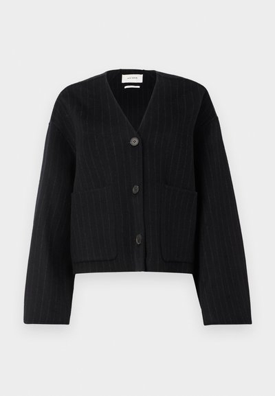 Cardigan noir à rayures avec boutons, en V et deux poches avant sur fond blanc uniforme.
