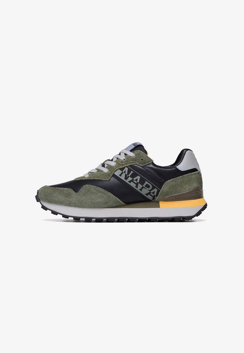 Sneakersy z czarnej skóry i oliwkowego zamszu, z białymi sznurowadłami, szarą podeszwą, żółtym akcentem i logo "NAPAPIJRI" z boku.