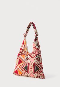 Taška hobo z tkaniny s viacfarebným geometrickým vzorom v červenej, ružovej, oranžovej a čiernej farbe. Má uzlované ramienko a jemnú textúru.