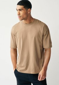 Next ESSENTIAL CREW NECK - Lihtne T-särk - stone brown