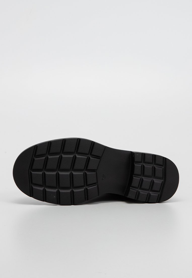 Schwarze Gummisohle mit einem strukturierten, rautenförmigen Design. Verfügt über abgerundete Kanten und eine flache Form, die für verschiedene Schuhstile geeignet ist.