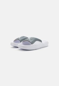 Grå slip-on sandaler med en blank finish, hvide såler og tekstureret underside. Har brede stropper og et logo på forsiden.