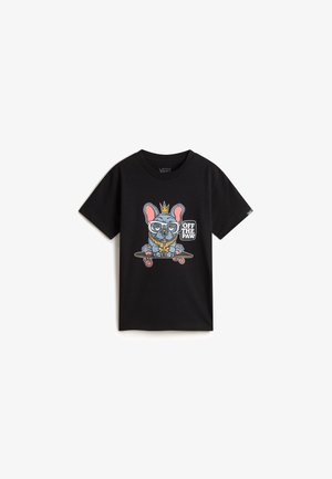 T-shirt nera con una grafica di un cane stilizzato su uno skateboard, con occhiali e una corona, decorata con accenti colorati e la scritta "OFF THE PAW."