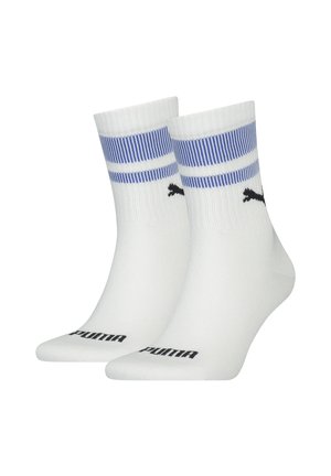 Calcetines tobilleros Puma en blanco con rayas azules, con puños acanalados y acentos de logo negro en las plantas. Tela suave y elástica.