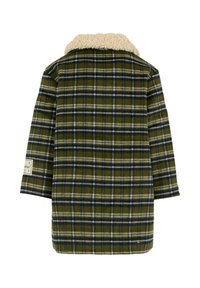 Cappotto a quadri con un motivo verde oliva, blu navy e bianco; presenta un colletto in pelliccia sintetica color crema e un dettaglio con etichetta laterale; realizzato in tessuto morbido.