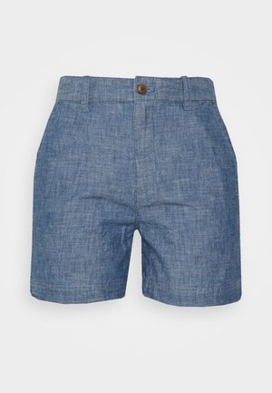 Blaue Leinen-Shorts mit taillierter Passform, versehen mit einem braunen Knopfverschluss, flachem Bund und gesäumten Kanten. Glatte Textur mit einem dezenten Glanz.