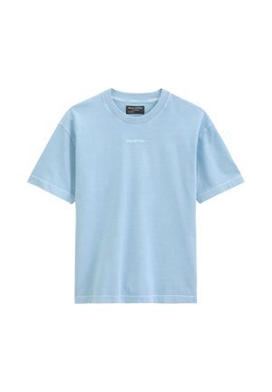 Hellblaues T-Shirt mit kurzen Ärmeln und Rundhalsausschnitt, gerippter Kragen und dezentem weißen Textlogo auf der Brustmitte.