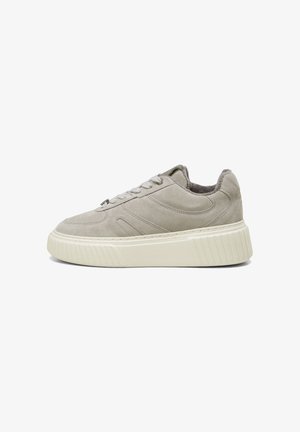 Baskets en daim gris clair avec semelle plateforme épaisse couleur blanc cassé et fermeture à lacets, vue latérale sur fond blanc.