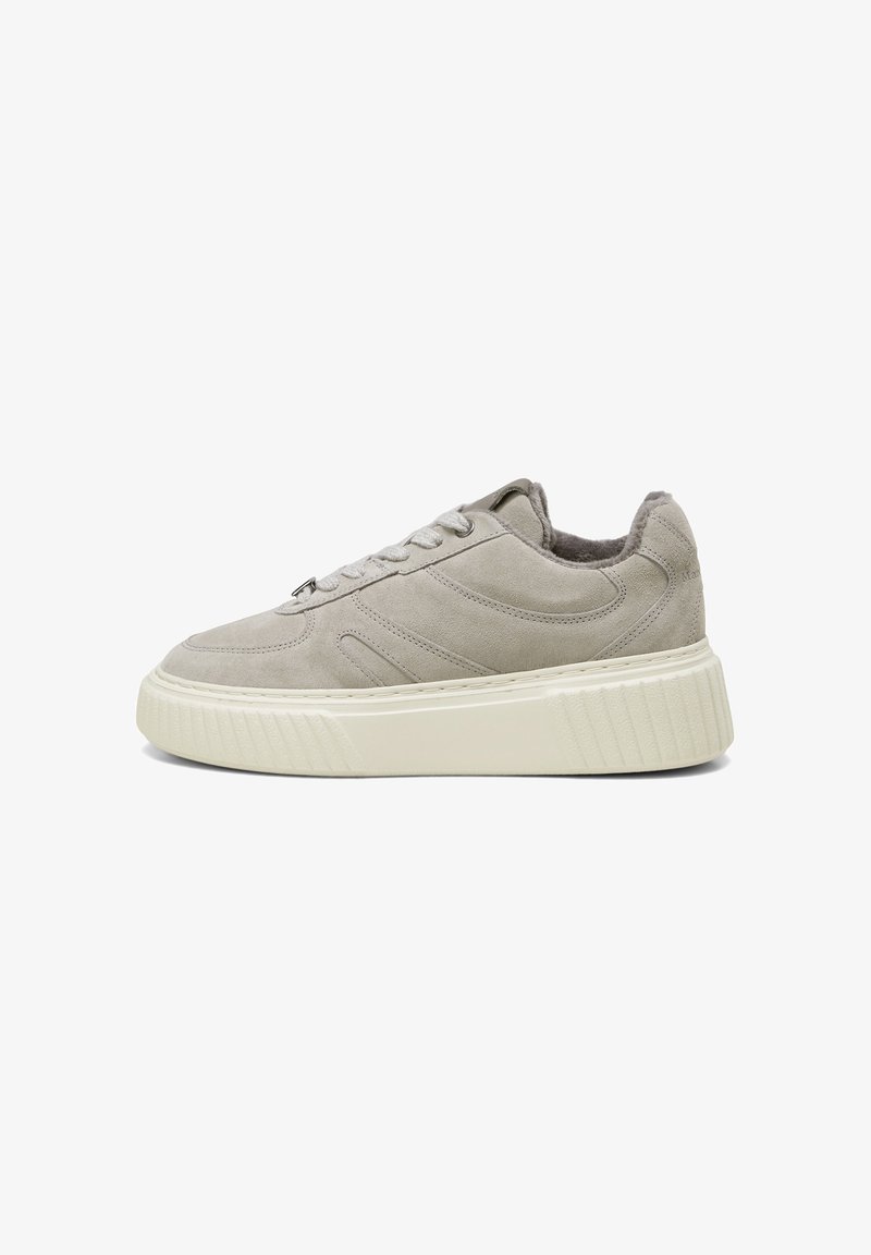 Baskets en daim gris clair avec semelle plateforme épaisse couleur blanc cassé et fermeture à lacets, vue latérale sur fond blanc.
