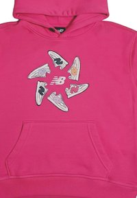 Felpa rosa con cappuccio caratterizzata da una grafica di vari sneaker disposti in un motivo circolare, con un logo New Balance centrale. Tessuto morbido e tasca frontale.