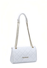 Prošívaná bílá kožená kabelka s pevnou konstrukcí, zlatými řetízkovými popruhy a logem značky na přední straně. Hladká textura a elegantní tvar.