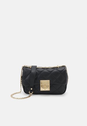 Bolso negro de cuero acolchado con asa de cadena dorada y cierre rectangular dorado en la solapa frontal.