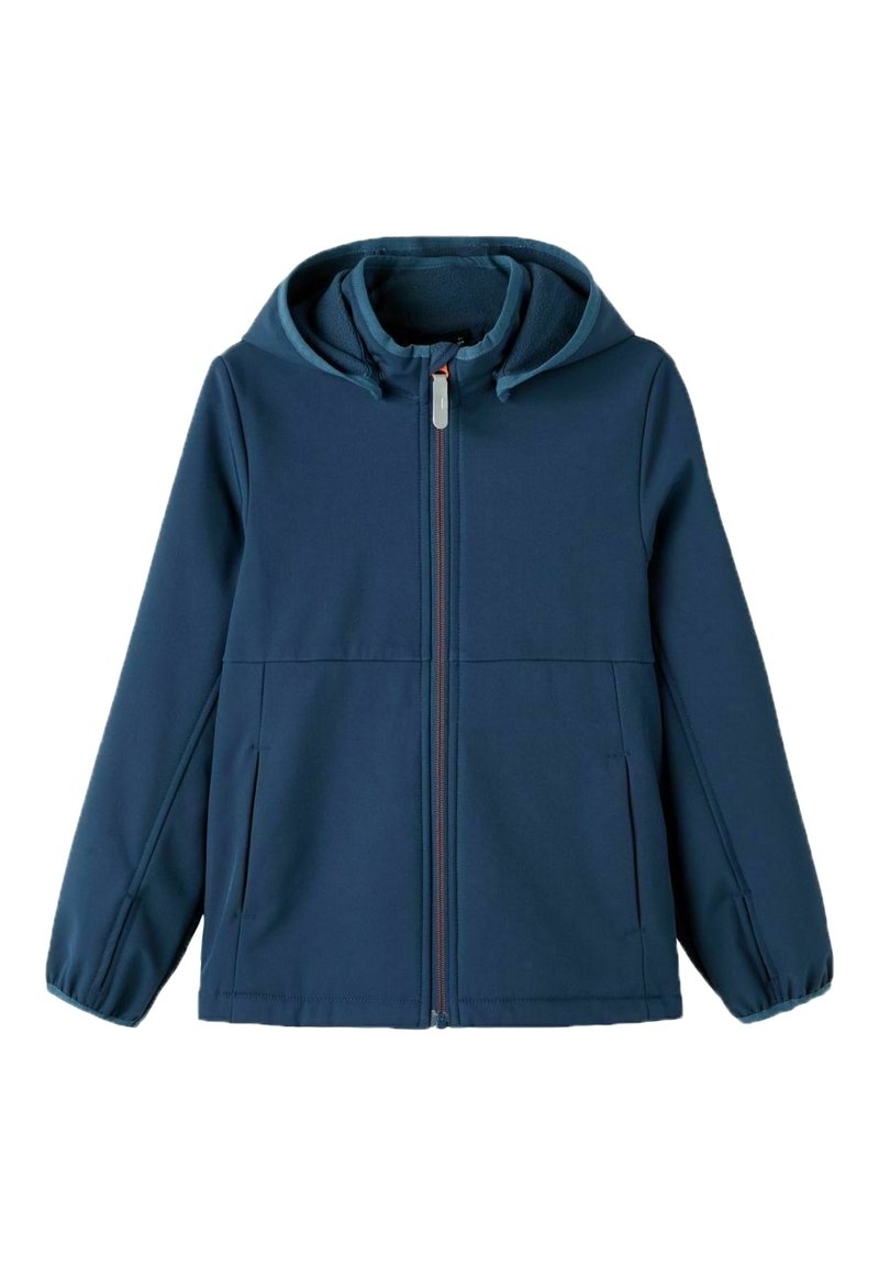 Chaqueta softshell azul marino con capucha, cremallera completa, dos bolsillos laterales y detalle de cremallera en contraste. Textura ligera y suave.