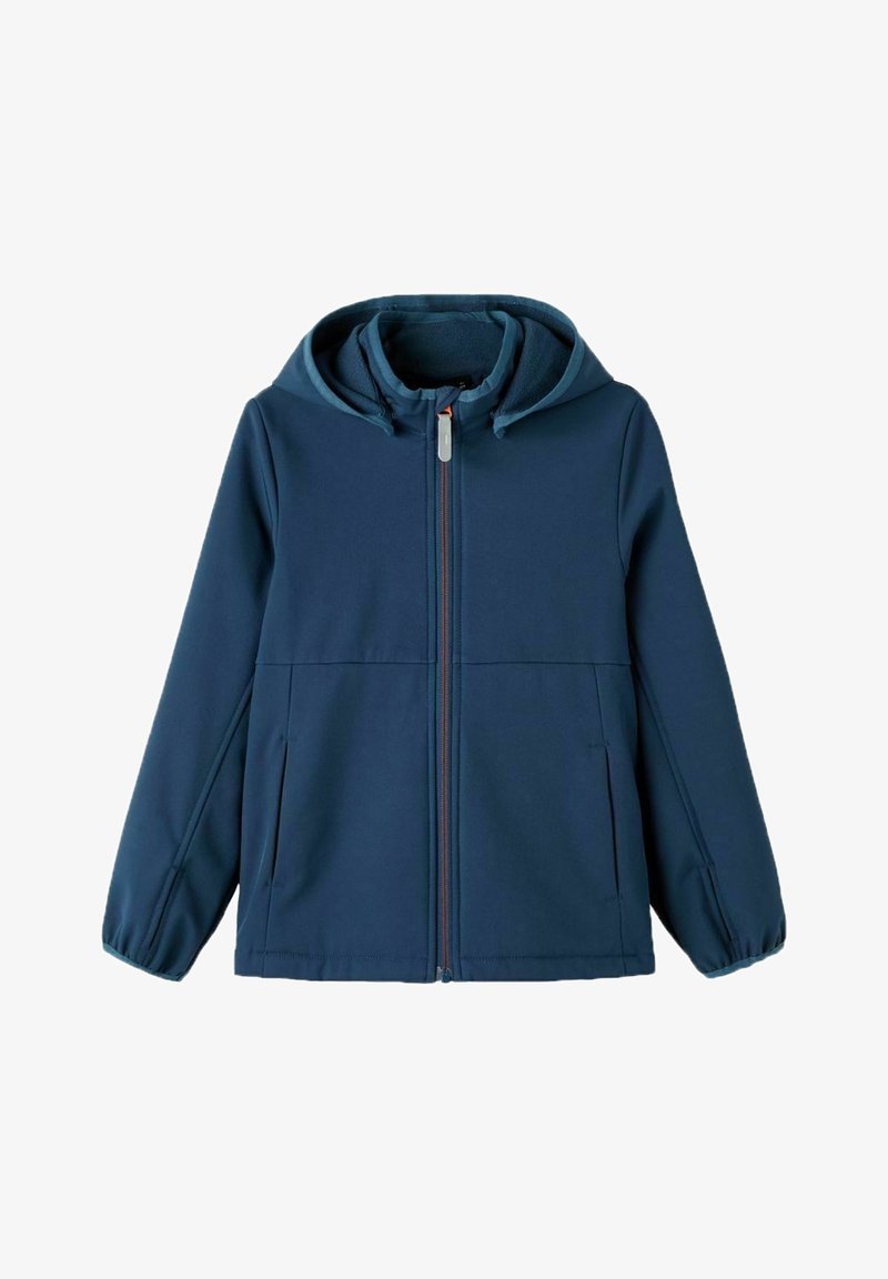 Chaqueta softshell azul marino con capucha, cremallera completa, dos bolsillos laterales y detalle de cremallera en contraste. Textura ligera y suave.
