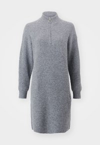 Abito lavorato a maglia grigio con colletto alto e zip a metà, caratterizzato da un tessuto testurizzato e coste e maniche lunghe. Lunghezza fino a metà coscia. Senza motivi visibili.