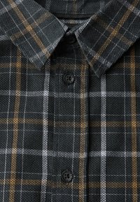 Černá a šedá kostičkovaná košile s oranžovými a bílými pruhy, zapínání na knoflíky, texturovaná tkanina a klasický design límce.