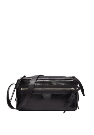 Czarna prostokątna skórzana torba na ramię z przednią kieszenią na suwak, regulowanym paskiem i detalem uchwytu suwaka na białym tle.