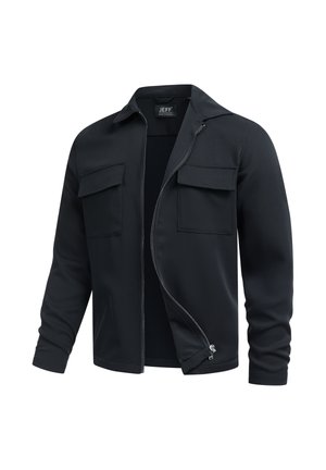 Giacca nera a maniche lunghe con colletto, cerniera frontale parzialmente aperta e due tasche sul petto con pattina, su sfondo bianco uniforme.