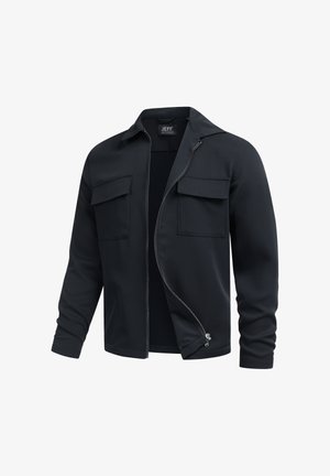 Giacca nera a maniche lunghe con colletto, cerniera frontale parzialmente aperta e due tasche sul petto con pattina, su sfondo bianco uniforme.