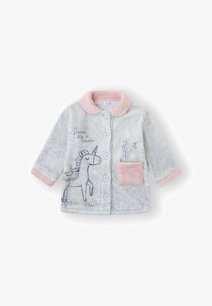 Chaqueta de forro polar gris con cuello y puños rosas; cuenta con botones y un bolsillo delantero. Ilustraciones de un unicornio y flores en la parte delantera.